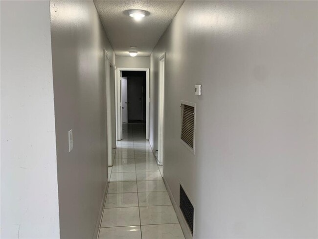 Building Photo - 990 SW 76th Ave