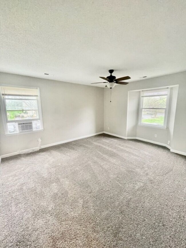 Building Photo - Must see this adorable 2 Bedroom, 2 bath condo on the 2nd floor in the RoseCroft community