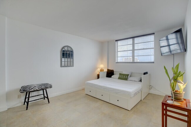 Building Photo - 3000 S Ocean Dr
