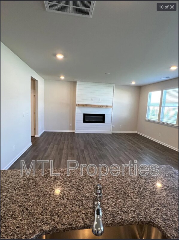 Building Photo - 2011 Weddington Pointe Dr