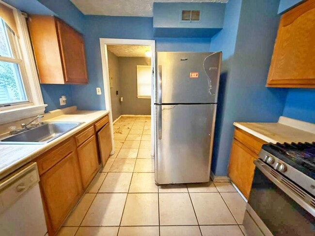 Building Photo - 3 BED, 1 BATH BEAUTIFUL SINGLE-FAMILY HOME IN CLEVELAND!