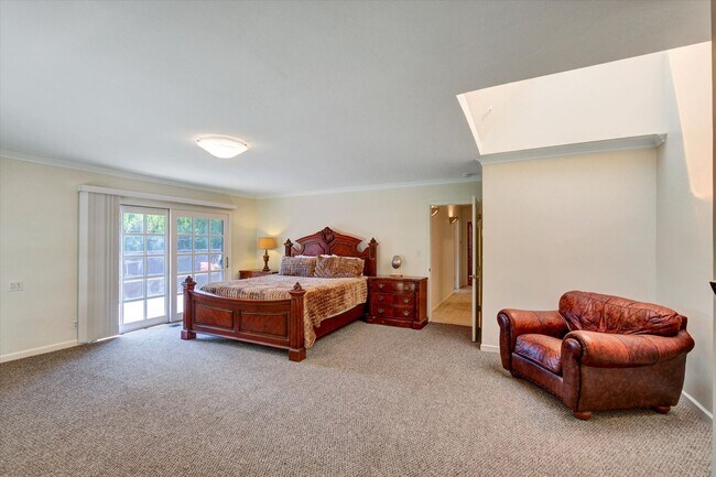 Building Photo - 5-Bedroom Home in Desirable Friendly Hills...