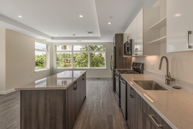 Building Photo - 44 Collins Ave