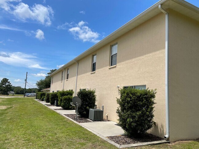 Building Photo - 2 Bedroom/2 1/2 Bathroom End Unit Apartment