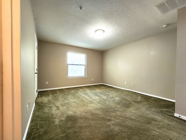 Building Photo - Beautiful Townhome; Open Floor Plan; New P...