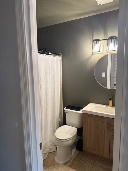 Your own bathroom - 8427 Snowden Oaks Plz