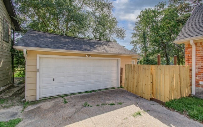 Building Photo - 812 Stone Mountain Dr