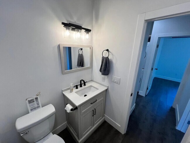 Building Photo - Gorgeous 2 bedroom rental