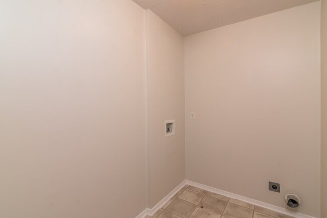 Building Photo - 5723 Roxbury Dr