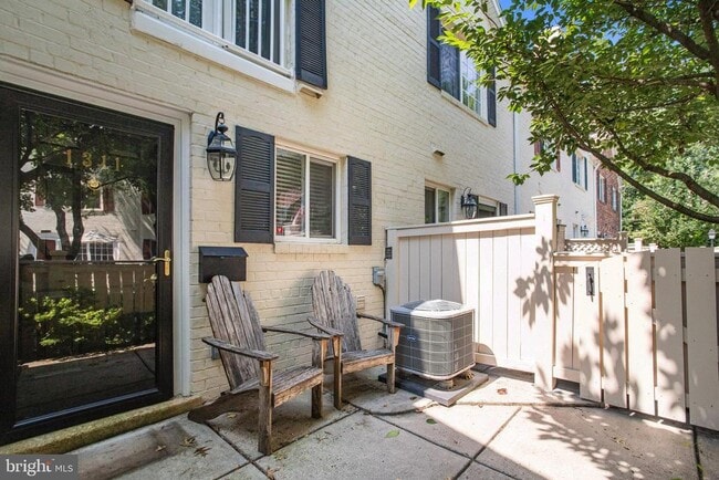 Building Photo - 1311 N Van Dorn St