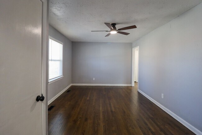 Building Photo - AVAILABLE NOW | VOUCHERS WELCOMED | 4 Bed | 2 Bath | West Tulsa