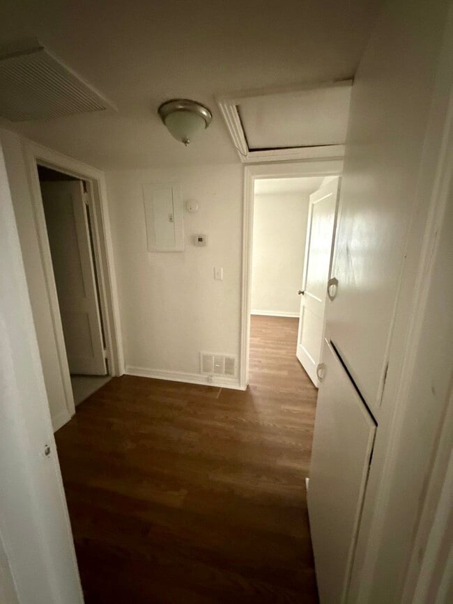 Building Photo - Large Single Family House for Rent.