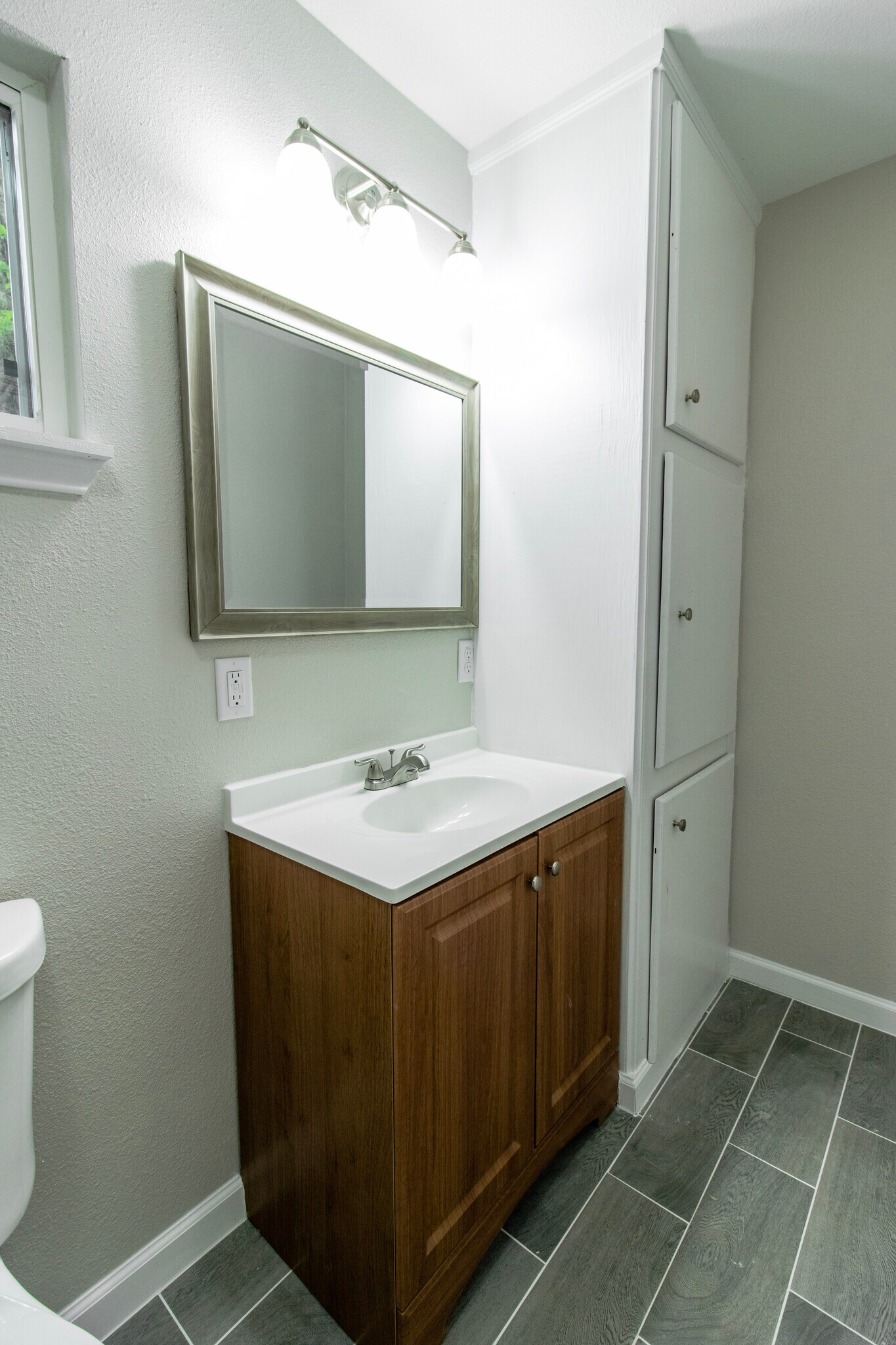 Bathroom - 1011 1/2 North Roberson St