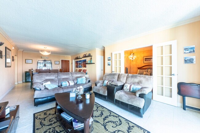 Building Photo - 4001 S Ocean Dr