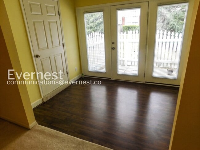 Building Photo - 702 Westgate Cir