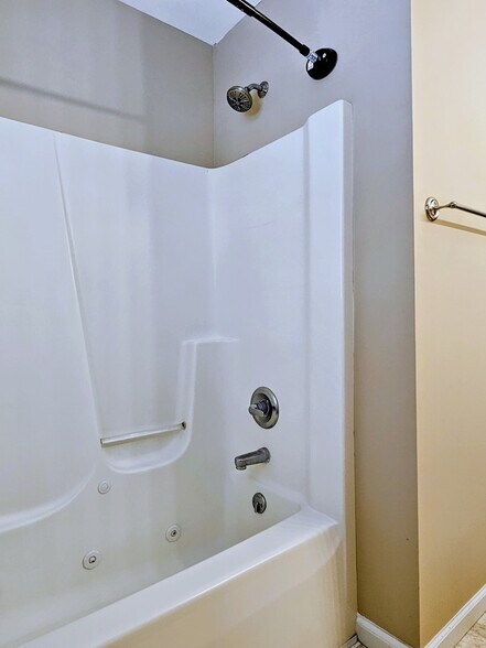 Building Photo - 42 Beverly Dr