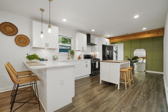 Building Photo - Gorgeous 3 bedroom, 2 ba home in the heart...