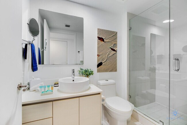 Building Photo - 2602 E Hallandale Beach Blvd