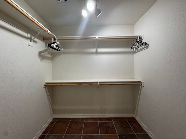 Building Photo - Great spacious home on Huukan Golf Course