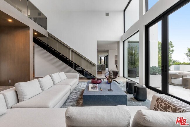 Building Photo - 9405 Sierra Mar Pl