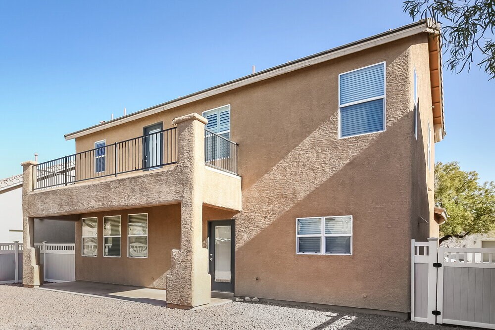 Building Photo - 1081 Crescent Falls St