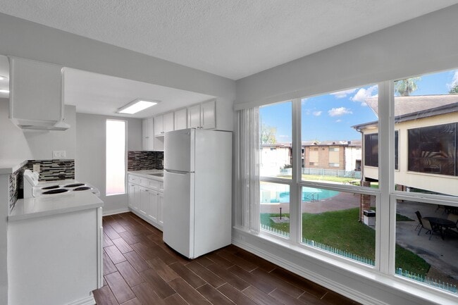 Building Photo - 7047 Bissonnet St