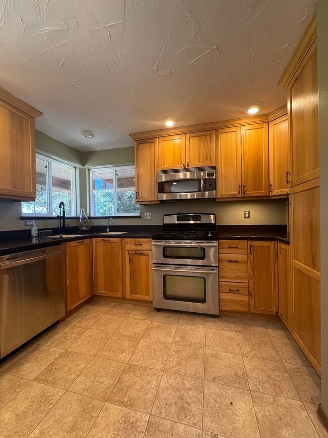 Building Photo - Idyllic 3bd, 2ba Retreat with Loft on 2+ A...