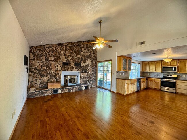 Building Photo - 2555 Westridge Dr