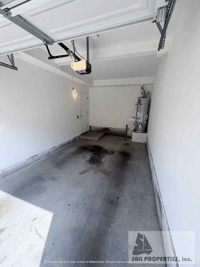 Building Photo - Coastal Condo in Newport Beach!