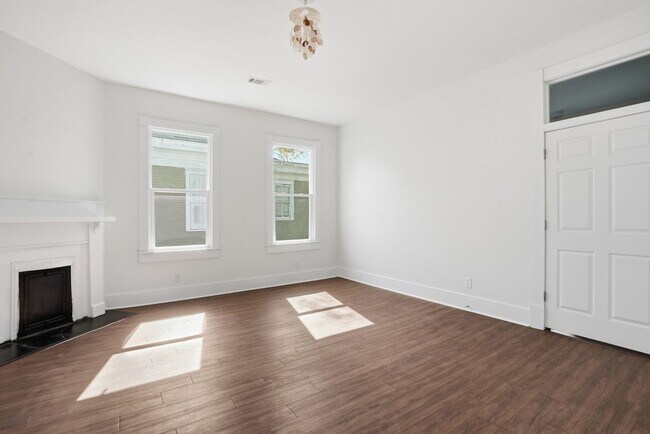 Building Photo - Beautiful Victorian Home for Lease in the Heart of Savannah