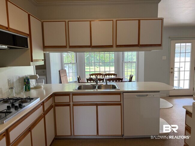 Building Photo - 110 Patrician Dr N