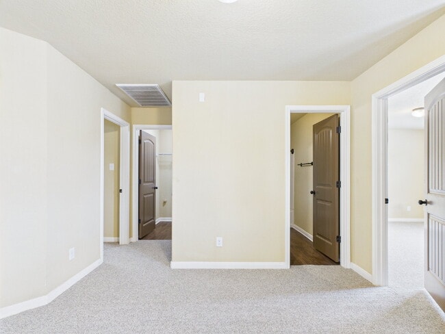 Building Photo - 3-Bedroom Retreat with 2.5 Baths in Freder...