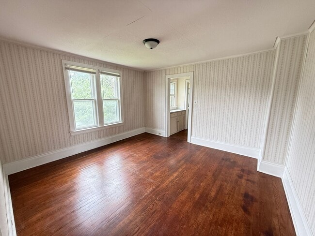 Building Photo - Well-Maintained 2-Bed Near Transit and Dow...