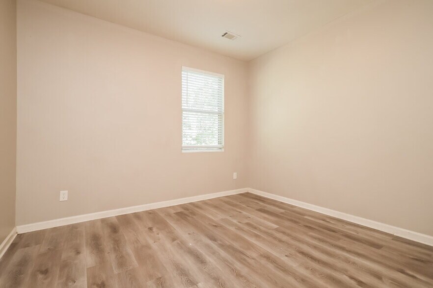 Building Photo - 207 Shaker Hollow Dr