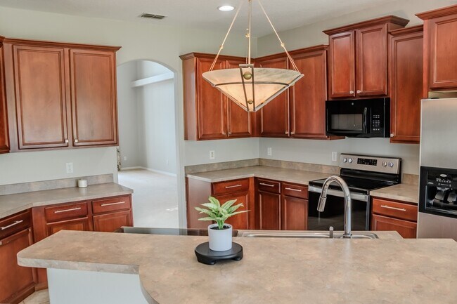 Building Photo - 1557 Amaryllis Cir