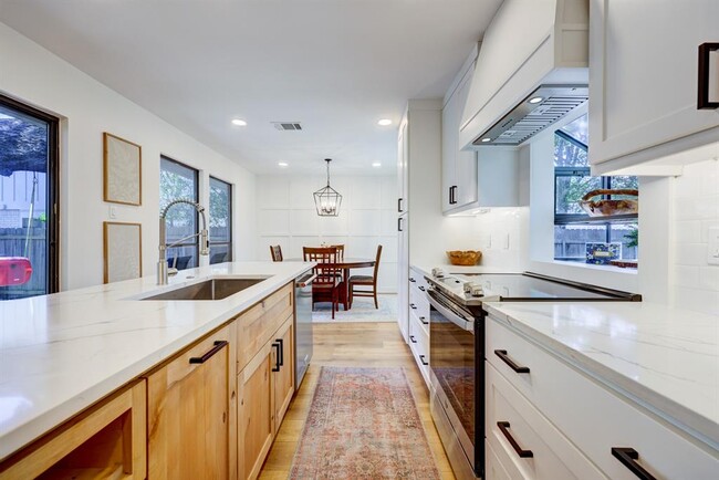 Building Photo - 5609 Courtyard Cove