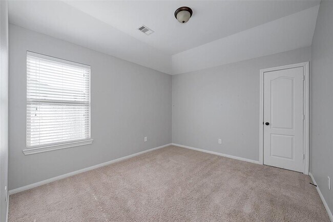 Building Photo - 46 Sandwell Place