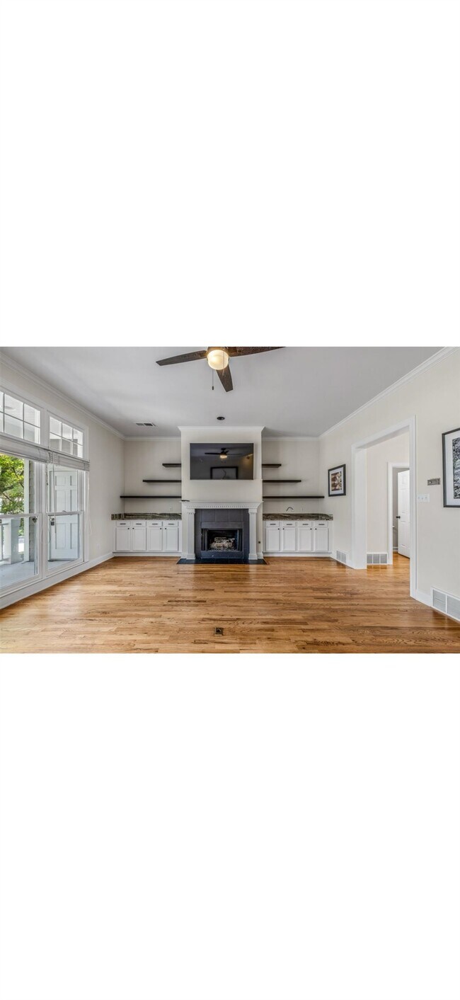 Building Photo - 921 Harbor View Dr