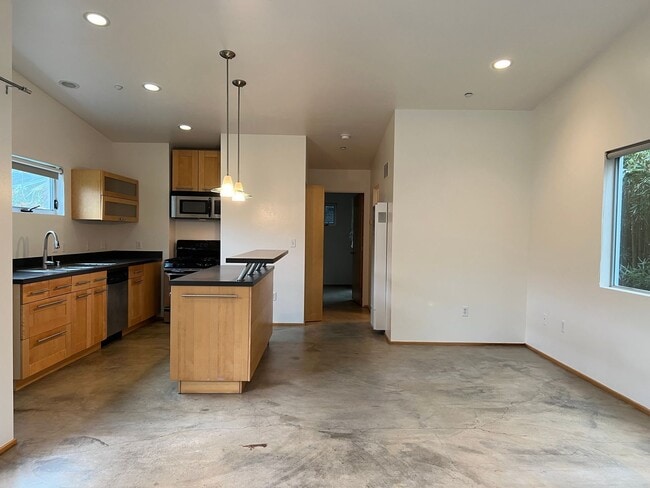 Building Photo - Super Sweet, Modern Style Back House