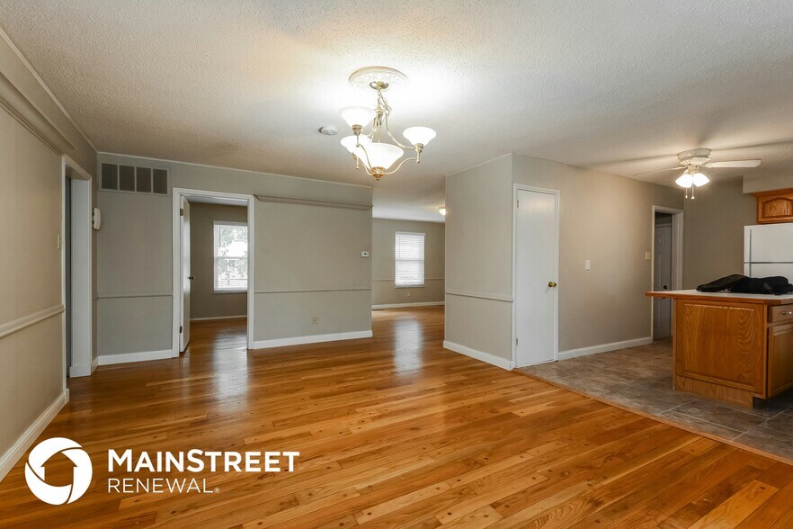 Building Photo - 2060 Avon Dr