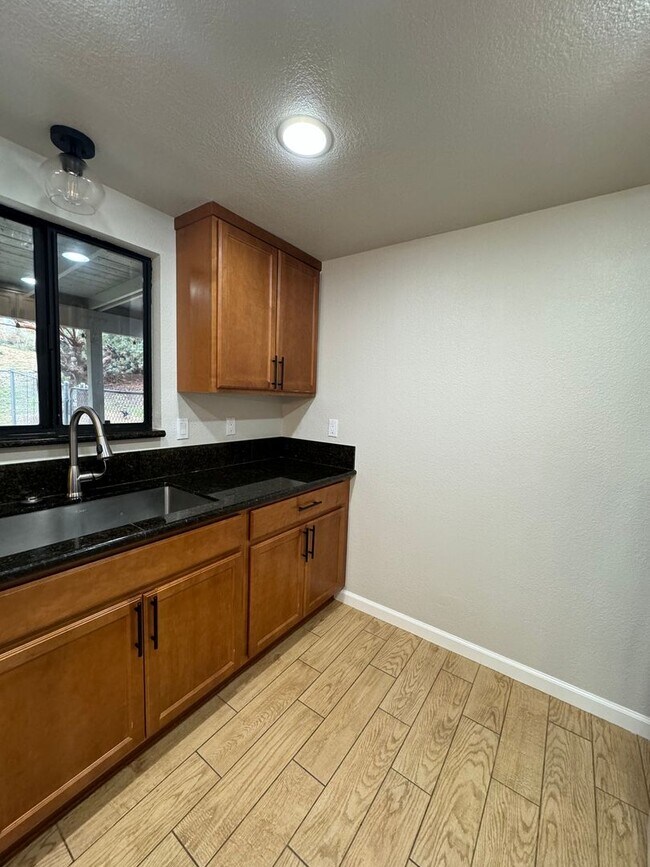 Building Photo - Great Views/3BED 2BATH/SOLAR/Move in ready