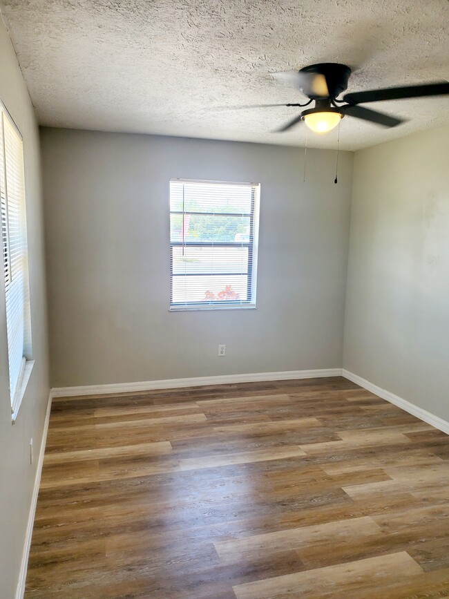 Master bedroom - 3310 Oleander Ave