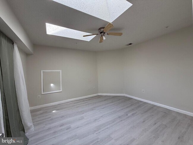 Building Photo - 10019 Vanderbilt Cir