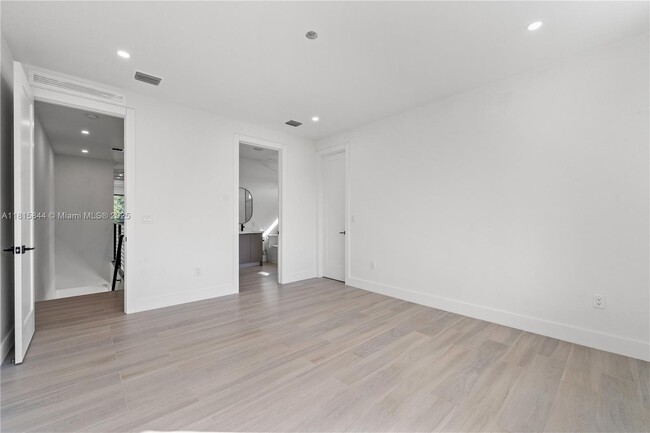 Building Photo - 740 NW 24th Ct