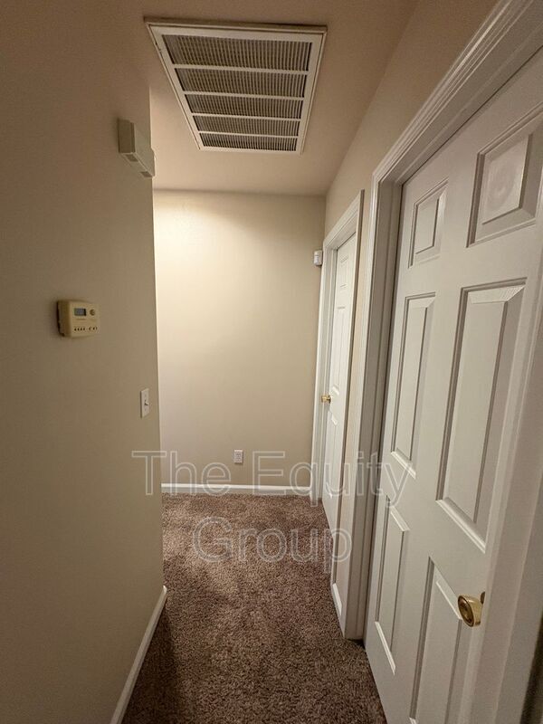 Building Photo - 1422 E Mesa Ct