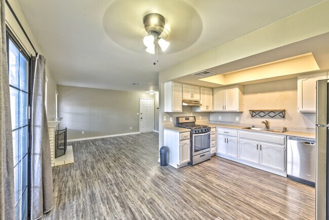 Building Photo - 6617 W Tropicana Ave