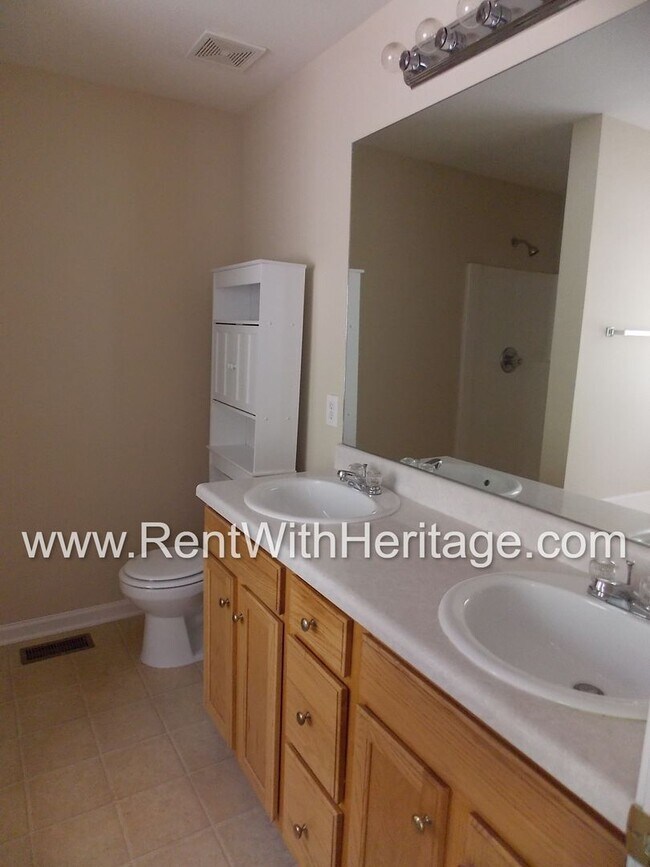 Building Photo - WONDERFUL HOME WITH FULL FINISHED BASEMENT / 5Bd - 3Ba / FENCED YARD