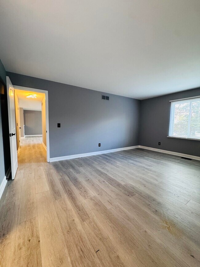 Building Photo - 6660 Maple Lakes Dr