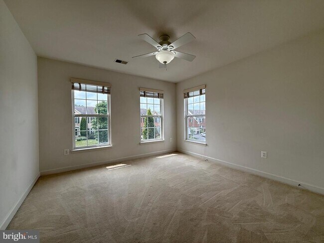 Building Photo - 4415 Medallion Dr