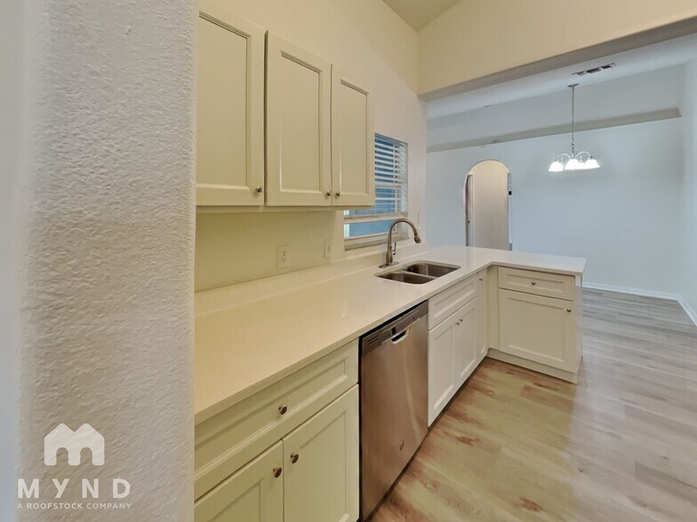 Building Photo - 2617 Hawthorne Ln